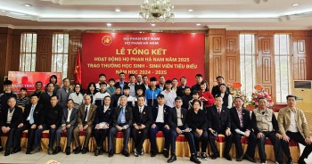 18 học sinh tiêu biểu được khen thưởng tại lễ tổng kết họ Phan Hà Nam năm 2025