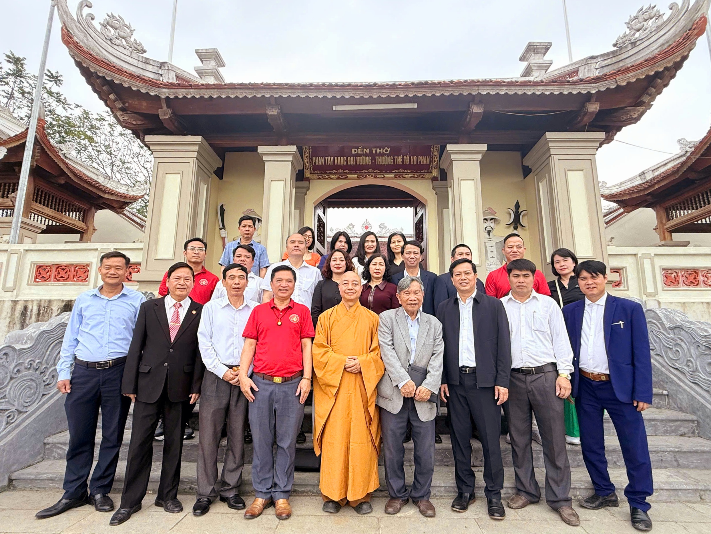 Lễ dâng hương Thượng Thế tổ họ Phan Việt Nam và trao tặng thiết bị giáo dục hơn 400 triệu đồng tại Thanh Hóa